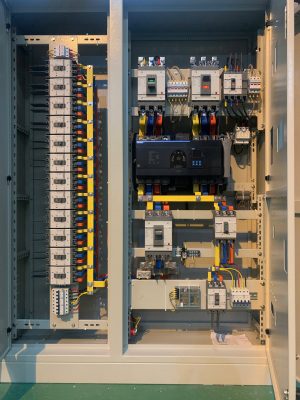 bên trong tủ điện