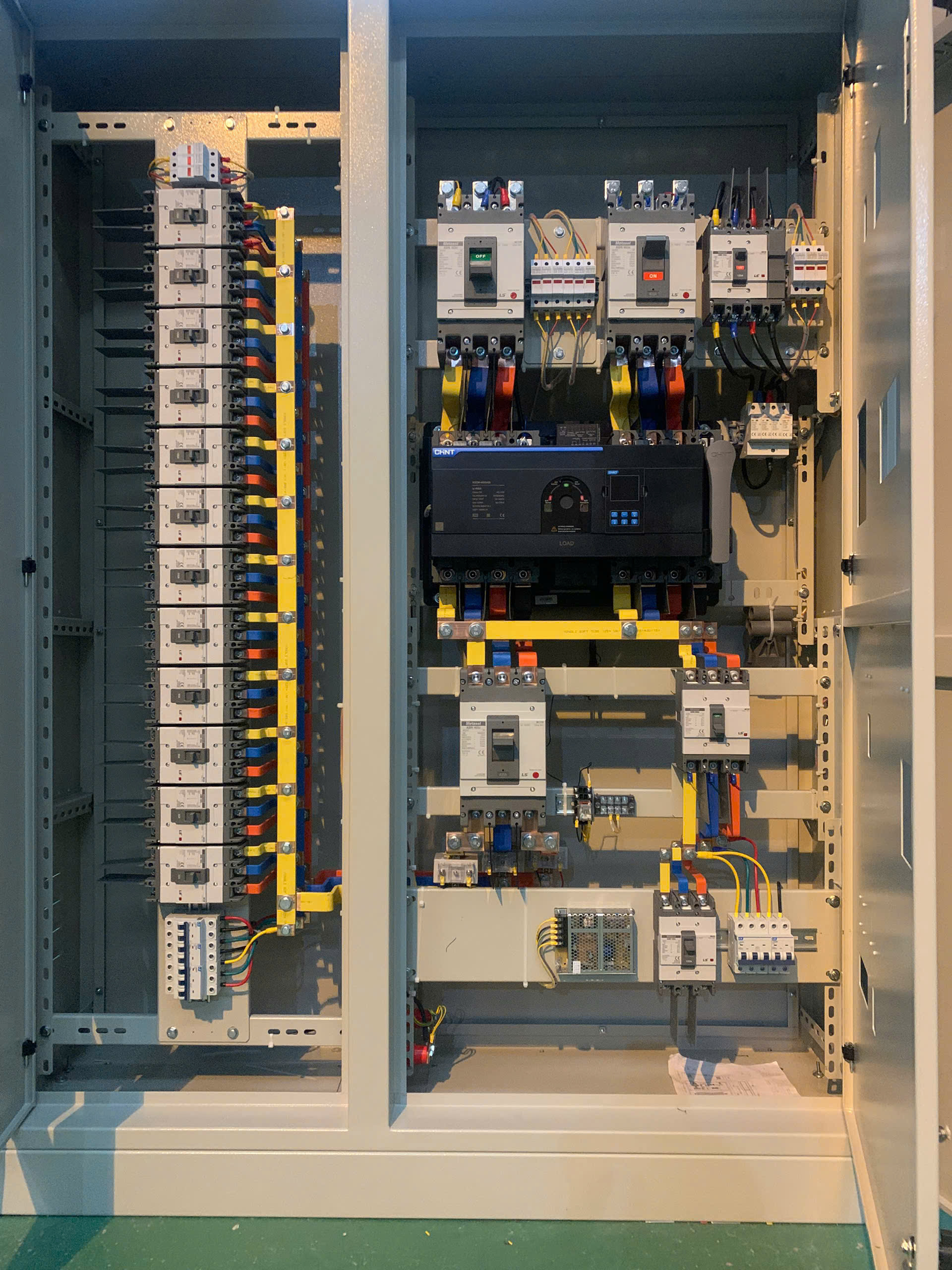bên trong tủ điện